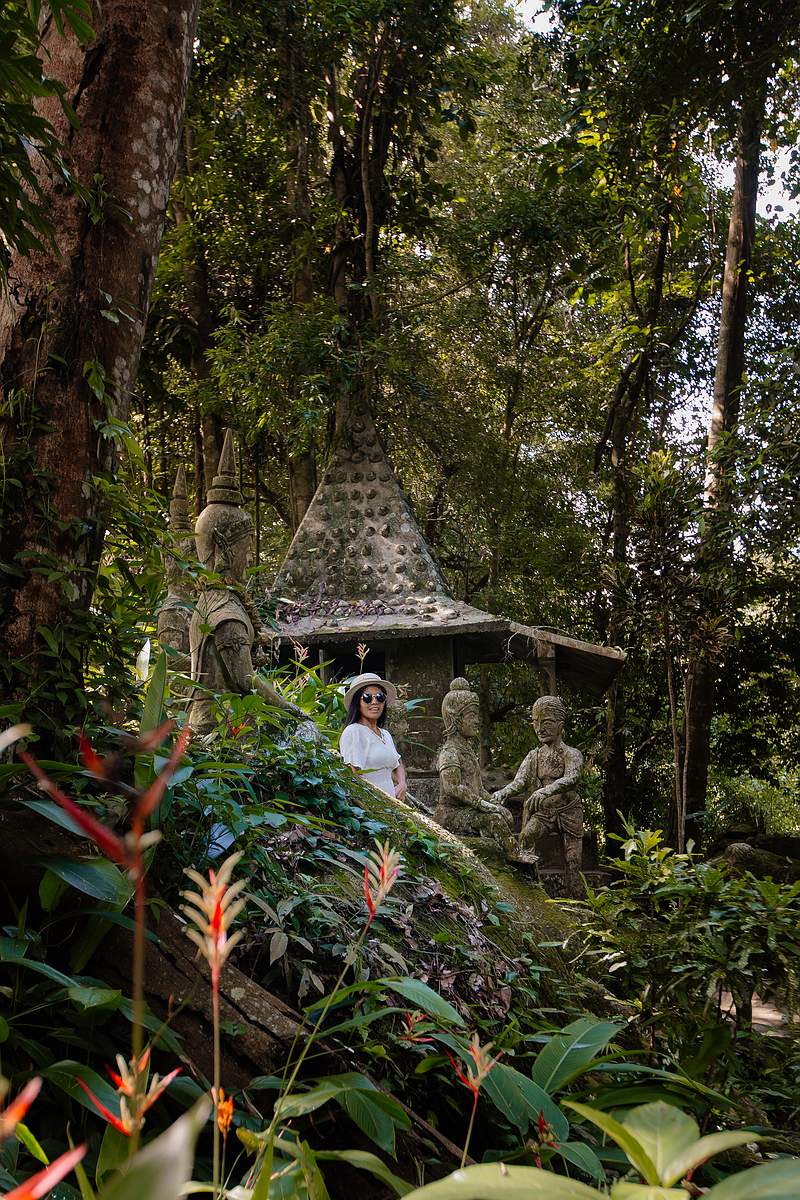 Channa zwischen einer der unzähligen Statuen und Fabelwesen im Magic Garden