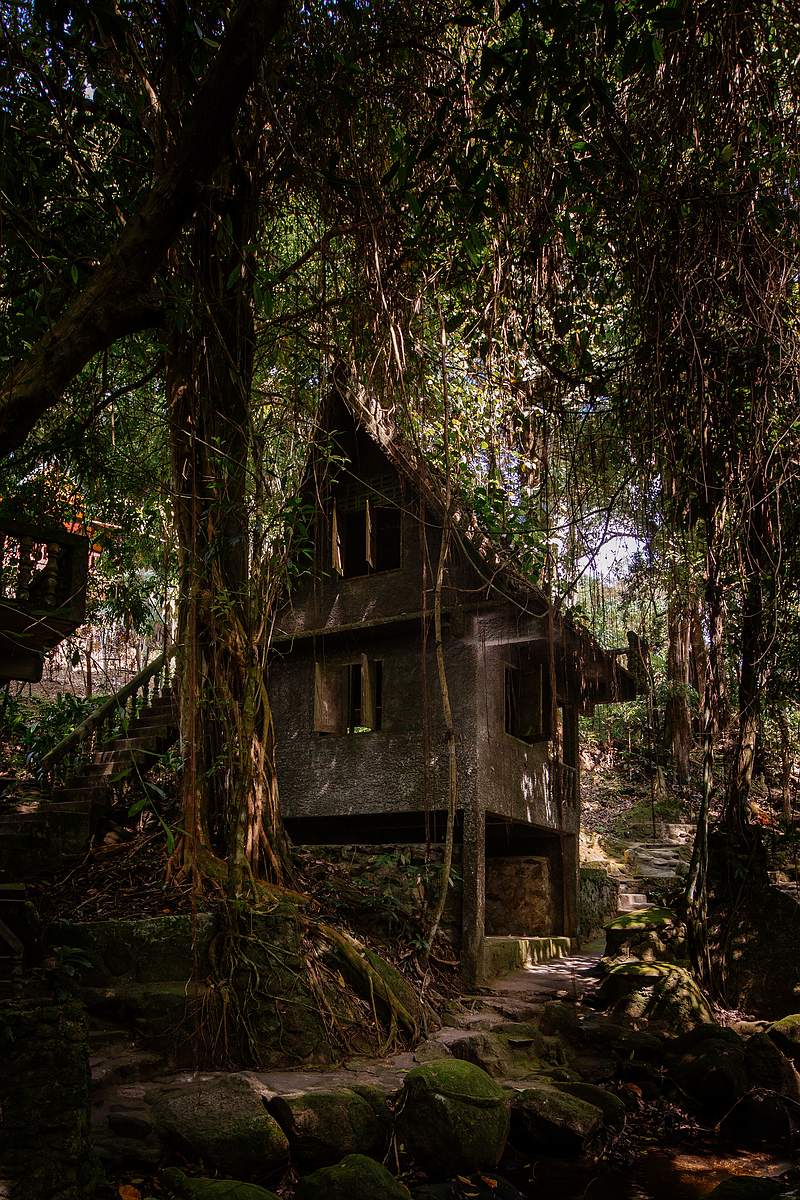 Ein verwilderdes Haus im Secret Buddha Garden