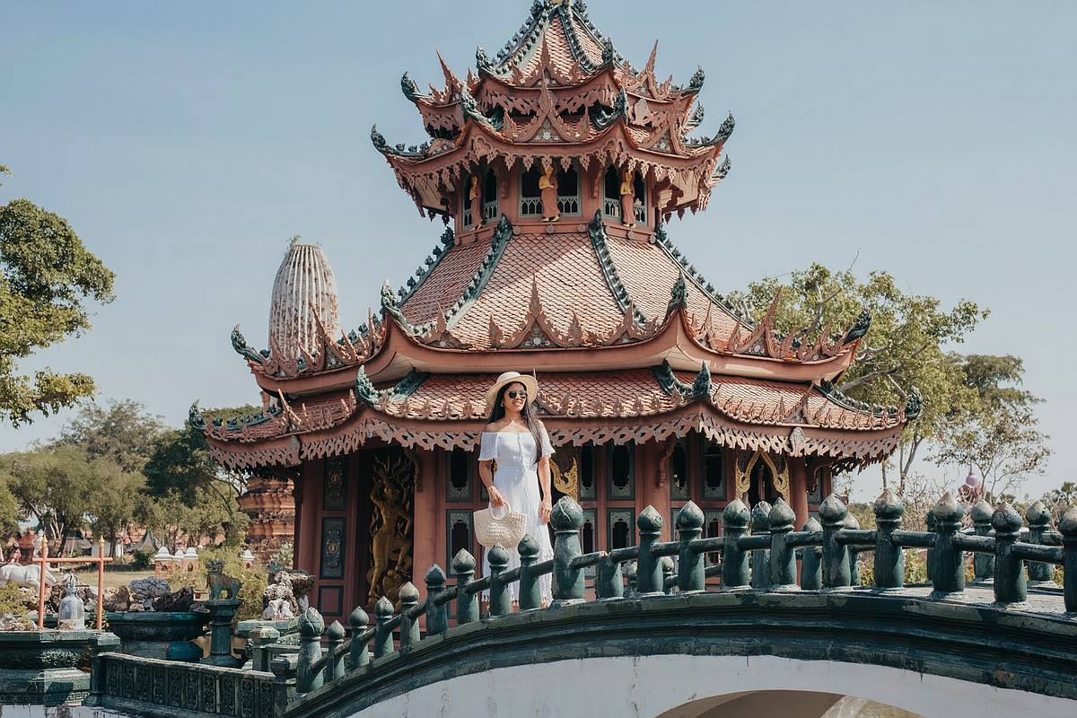 Brücke über einen kleinen Fkuß im Ancient City - Muang Boran