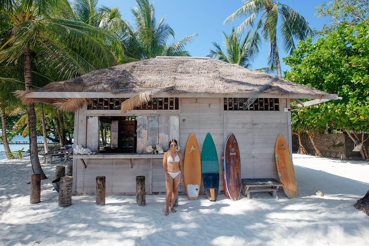 Die kleine Strandbar auf Koh Kham versorgt dich mit Getränken und Snacks