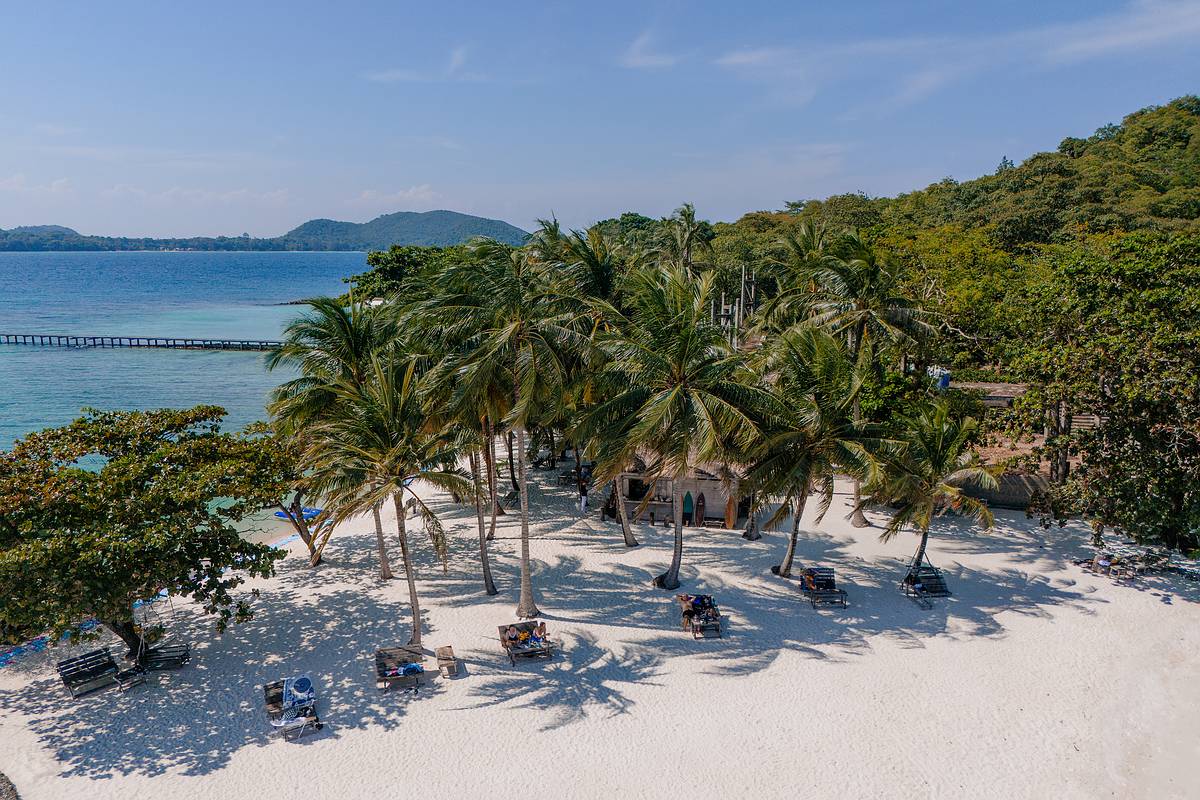 Strand, Plamen und traumhaftes Wetter auf der Insel Koh Kham in Thailand