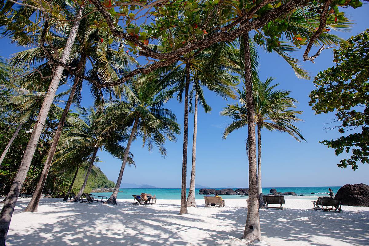 weißer Sand und strahlend blauer Himmel beim Ausflug nach Koh Kham