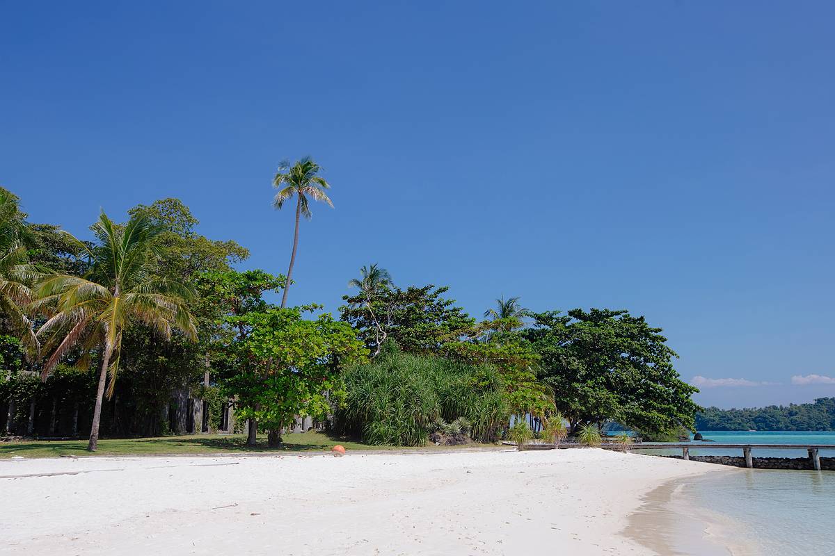 Menschenleerer Strand auf der Insel Koh Kham