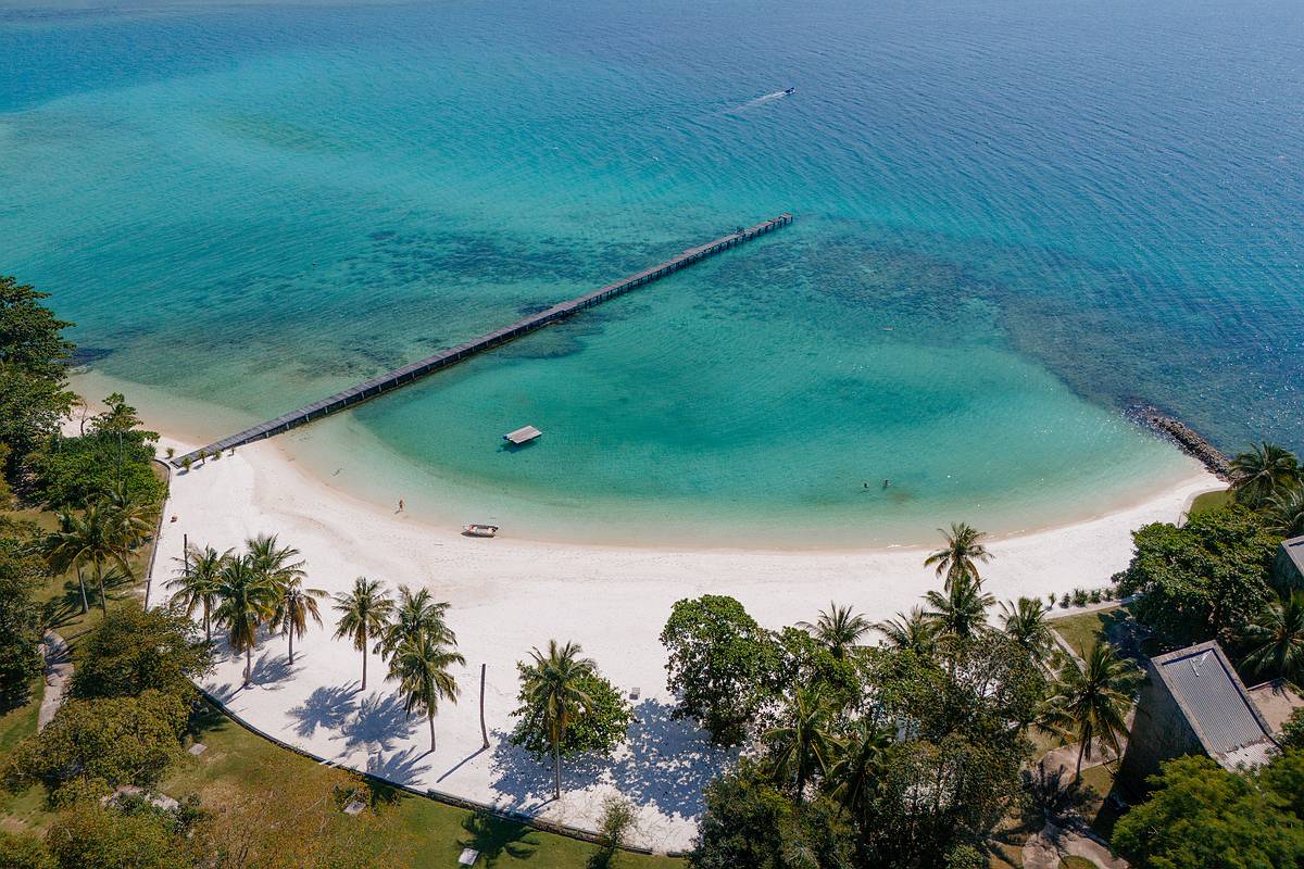 Luftbild vom Sandstrand Koh Kham mit Bootsanleger mit der Drohne fotografiert