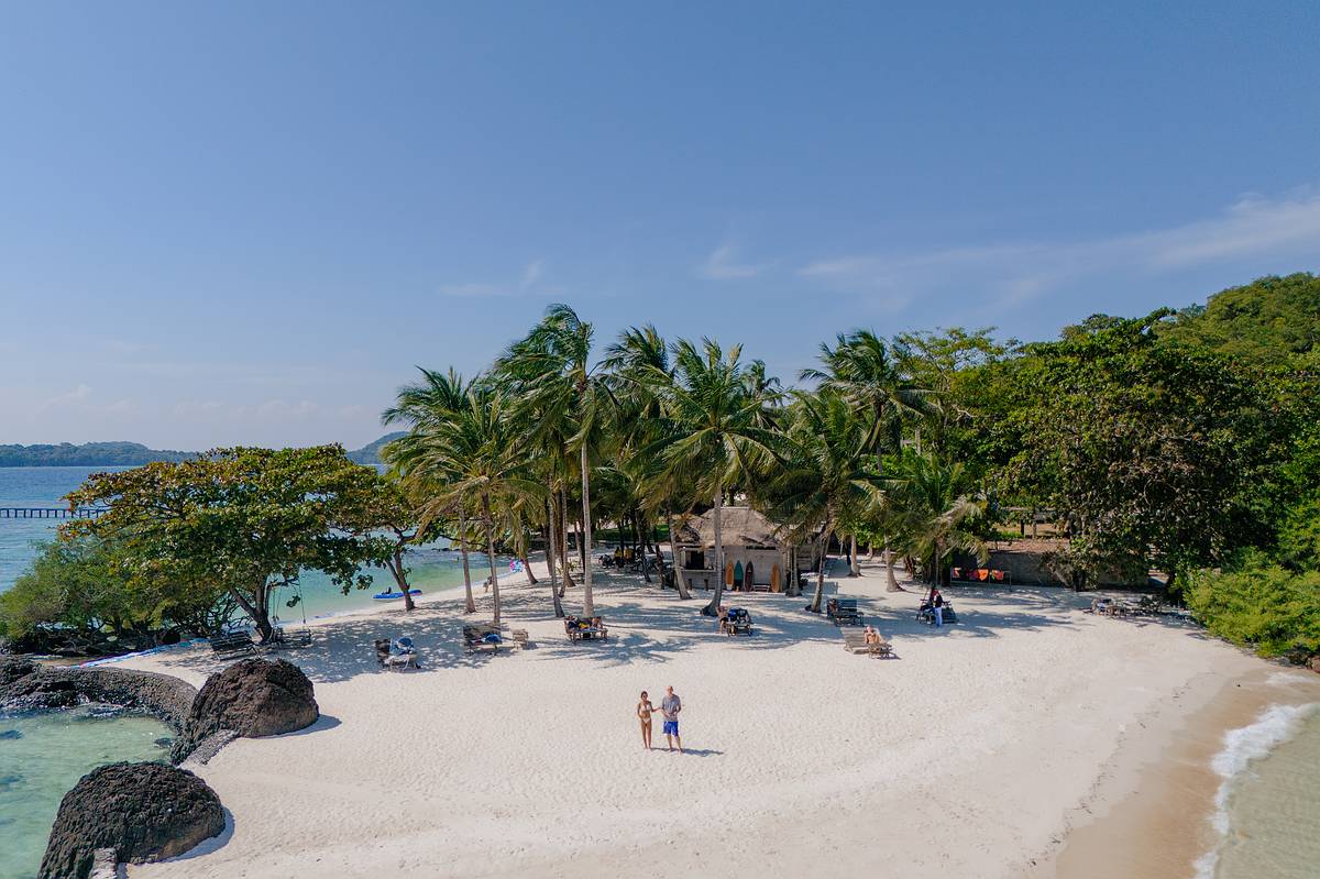 Wir beide am Traumstrandstrand von Koh Kham mit der Drohne fotografiert