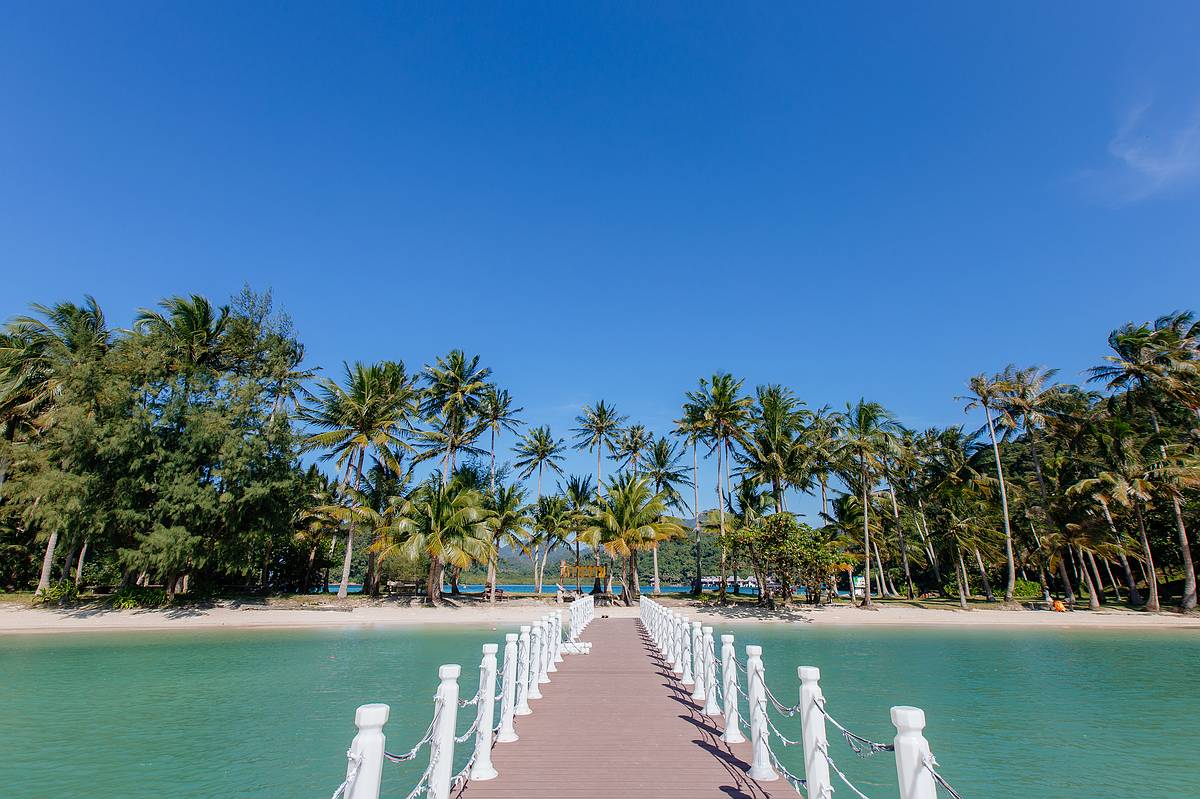 Der Bootssteg der Insel von Koh Ngam in Thailand