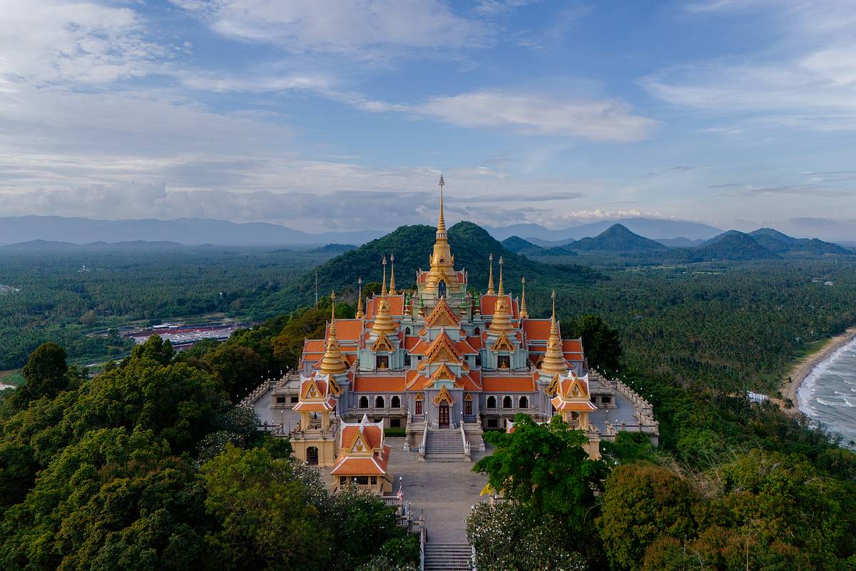 Die Vorderseite des Tempels Phra Mahathat Chedi Phakdee Prakat 