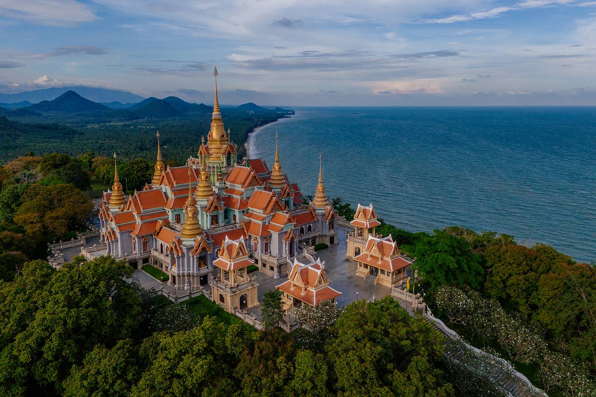 Phra Mahathat Chedi Phakdee Prakat auf einer Anhöhe mit Blick auf das Meer