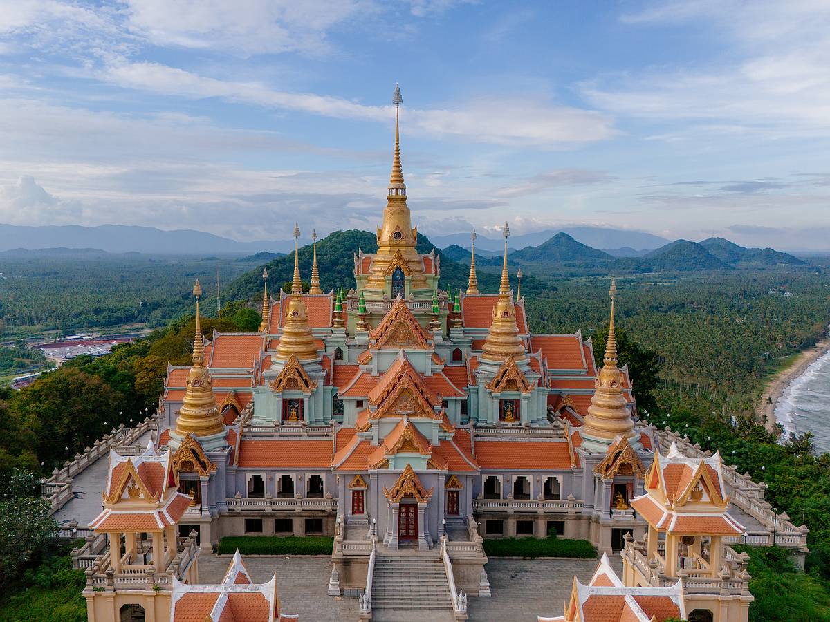 Phra Mahathat Chedi Phakdee Prakat 