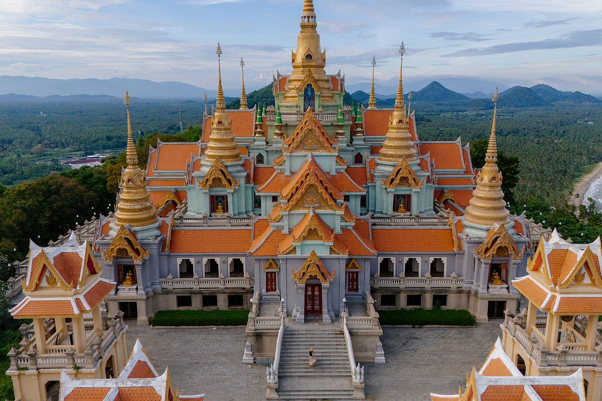 Channa auf den massiven Treppenstufen zum Tempel Phra Mahathat Chedi Phakdee Prakat 