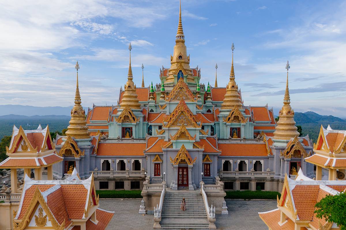 Die imposante Architektur des Tempels Phra Mahathat Chedi Phakdee Prakat 