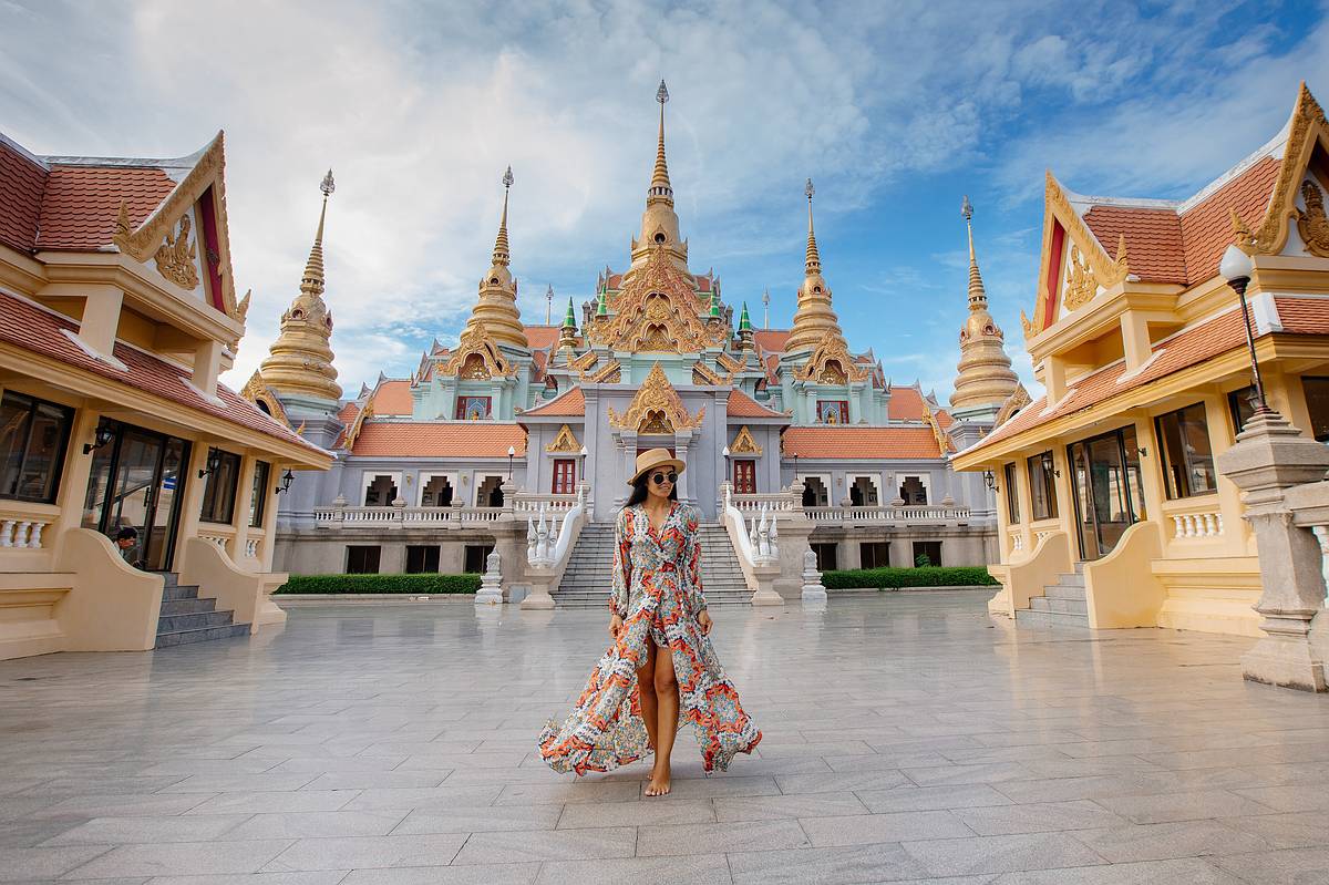 Channa im Innenhof des buddhistischen Tempels Phra Mahathat Chedi Phakdee Prakat 