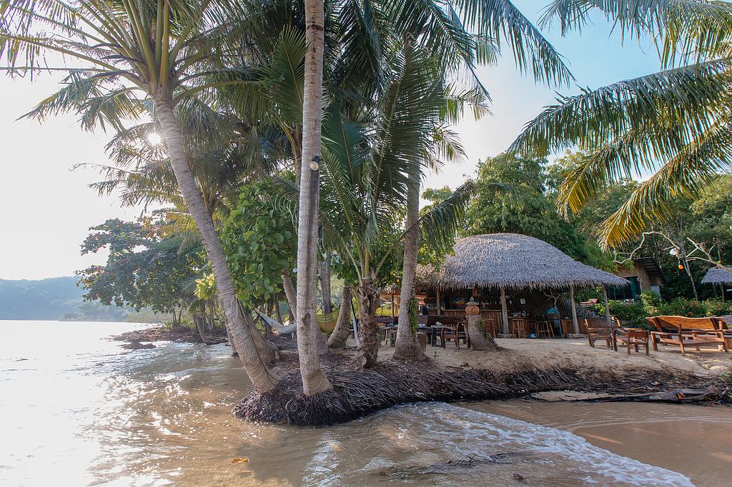 Nette Strandbar am Hidden Beach Koh Mak