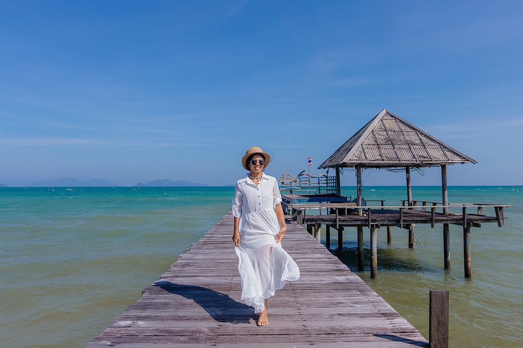 Channa im weissen Sommerkleid am Cinnamon Scenic Boardwalk