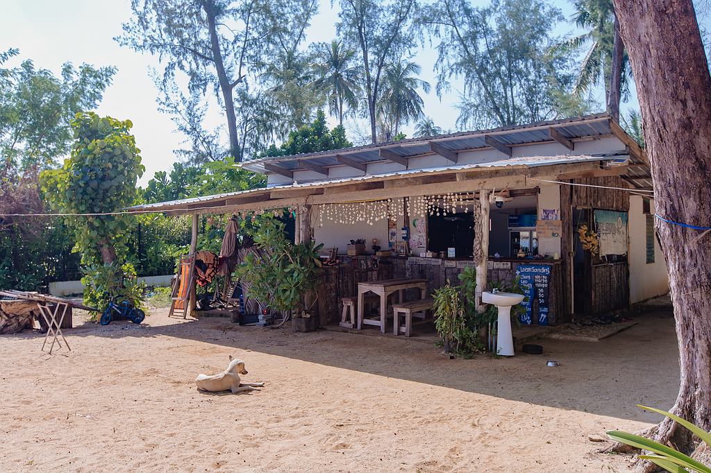 Kleine rustikale Strandbar am Laem Son Beach