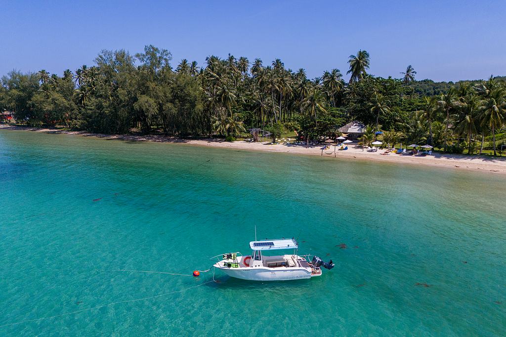 Ein Boot ankert vor dem Suan Yai Strand Koh Mak