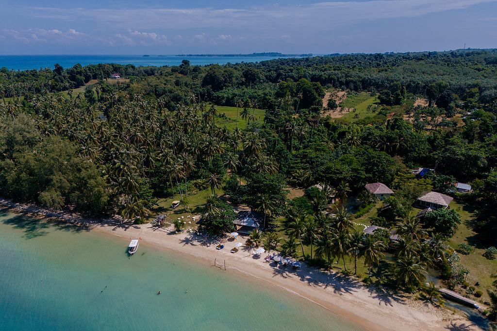 Koh Mak Luftaufnahme mit weißem Boot im Meer