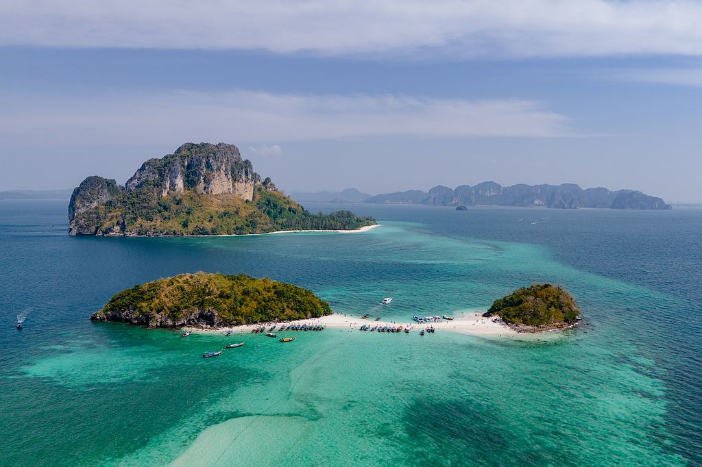 Die kleinen Hügel der Insel Tup Island