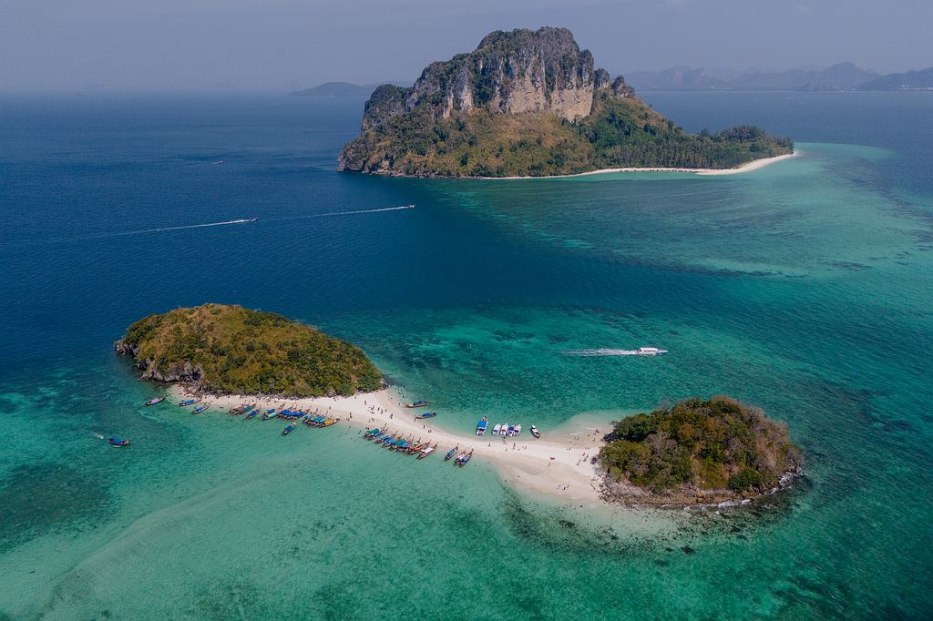 Luftaufnahme von Tup Island mit der Insel Koh Poda im Hintergrund