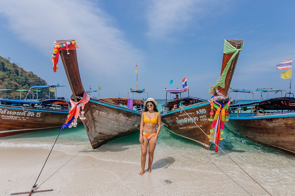 Channa posiert vor den Booten. UNser Besuch in der besten Reisezeit Krabi