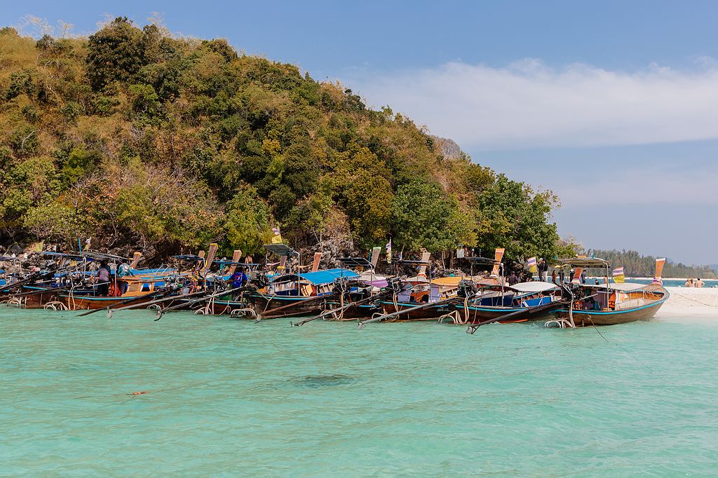 Blick auf die thailändischen Longtail Boote, die vor Tup Island vor Anker liegen