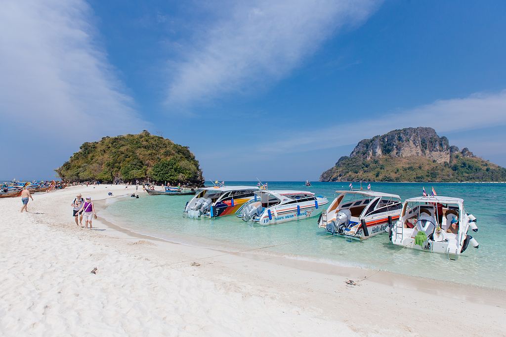 Speedboote in der Bucht von Tup Island