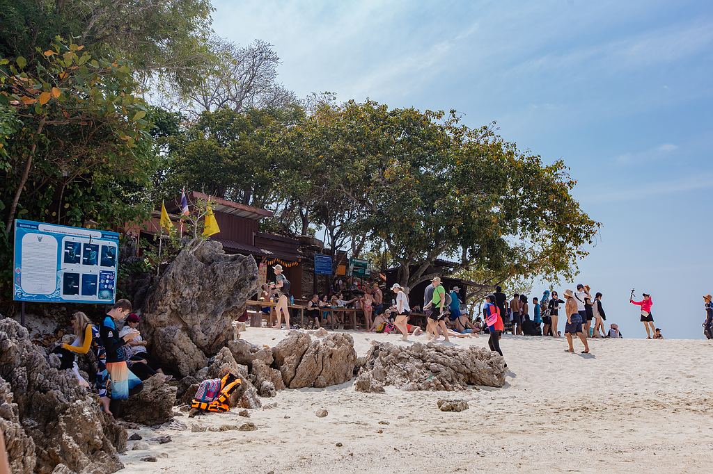 Besucherantrag herscht auf der beliebten Insel Tup island Krabi