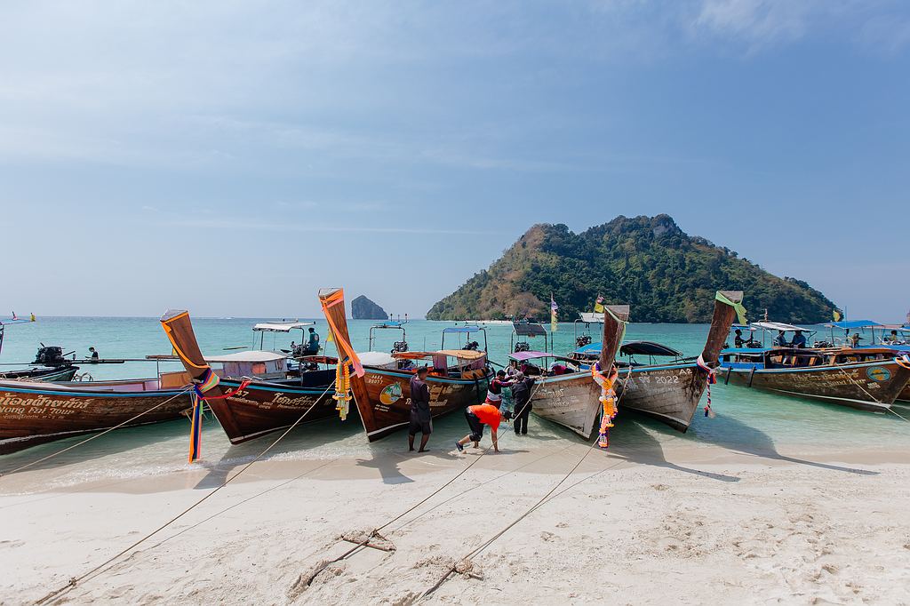 Traditionelle Longtail Boote ankern vor Tup Island