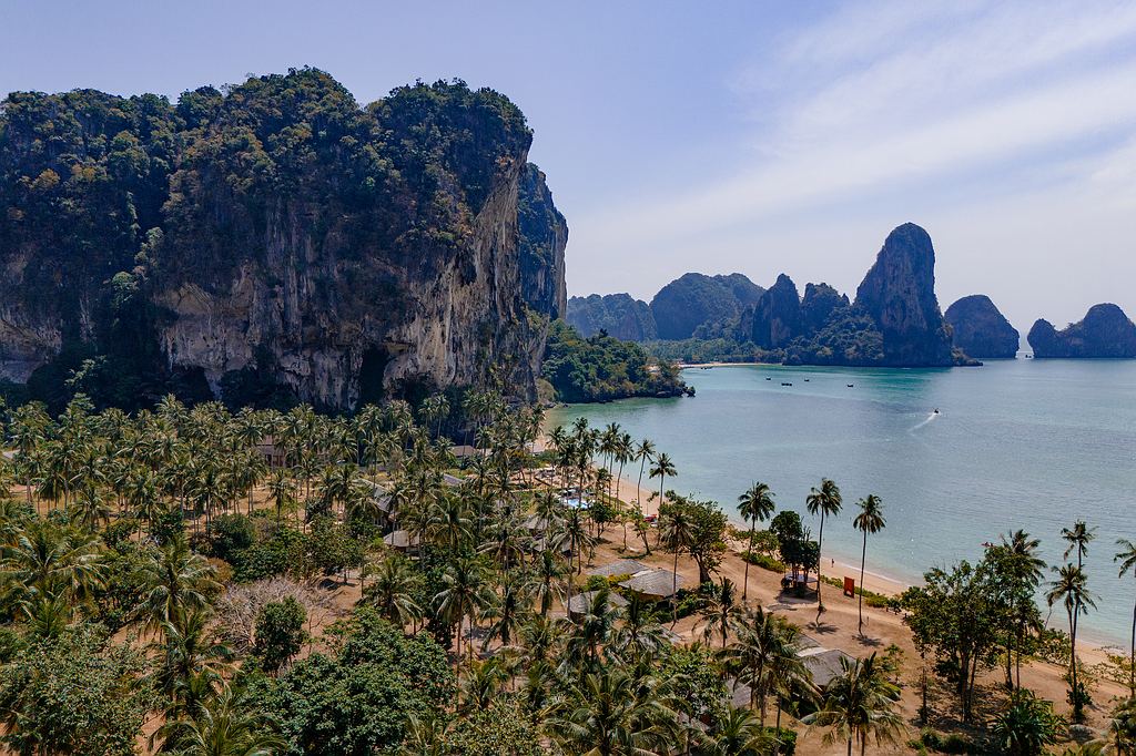 Blick von oben auf den Tonsai Beach und Railay Beach in Krabi