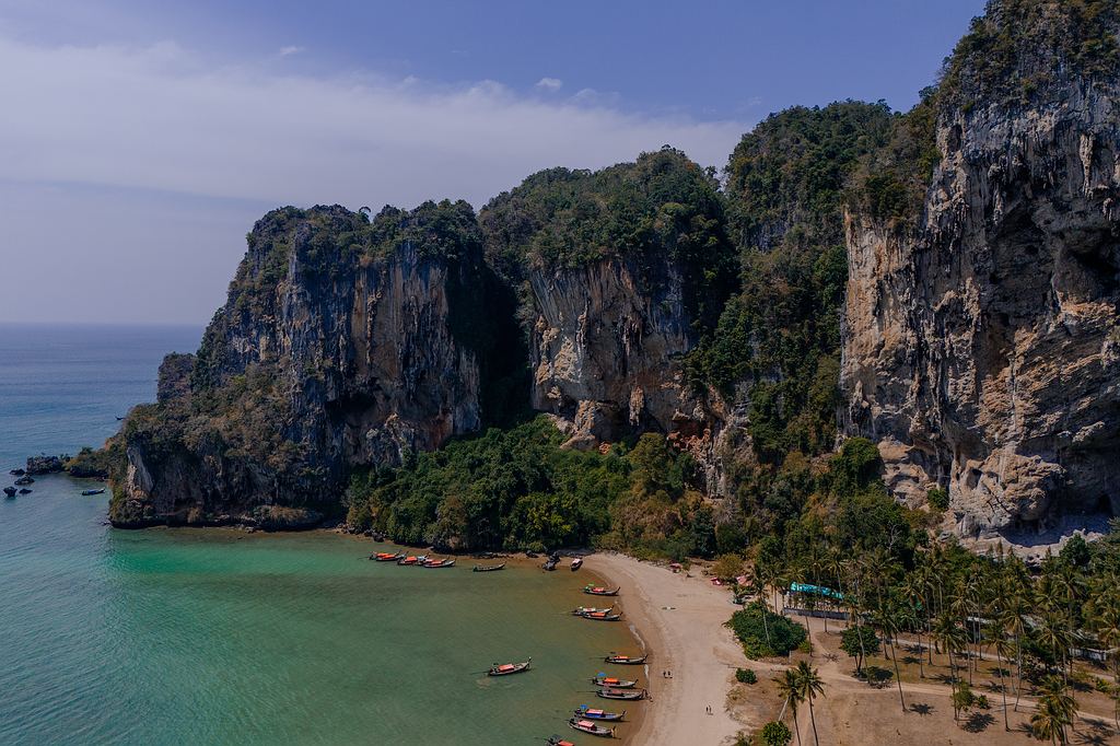 Luftaufnahme vom Tonsai Beach mit Blick auf bizarre Felsformationen