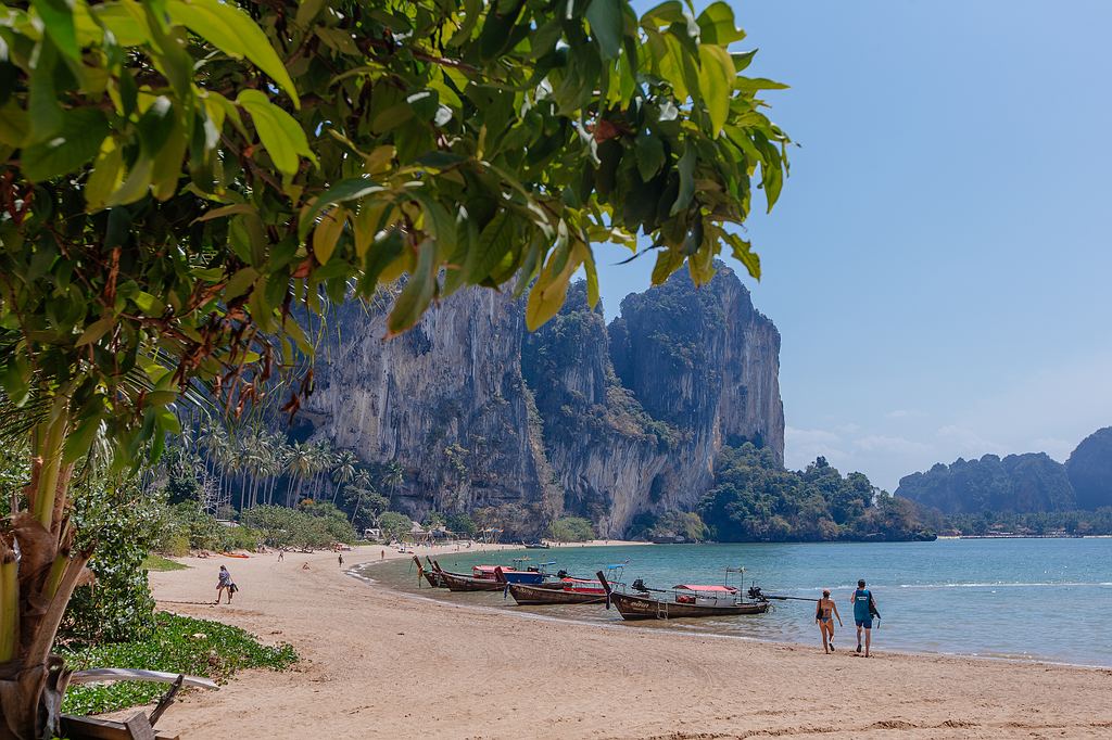 Der zauberhafter Tonsai beach mit traditionellen Longtail Booten