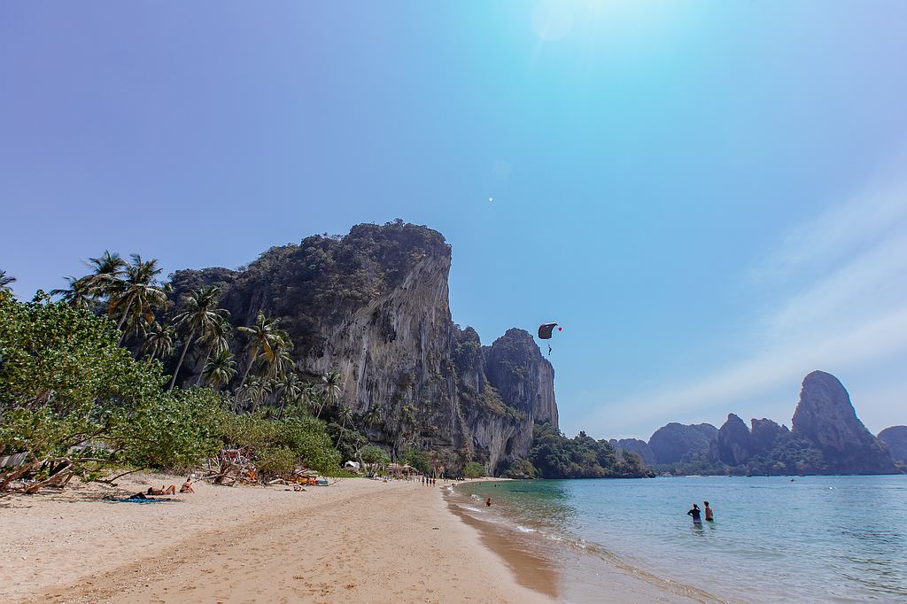 Base Jumper am Tonsai Beach