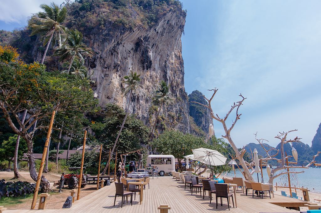 Die Monkey Bar des Tinidee Hideaway Tonsai Beach Krabi