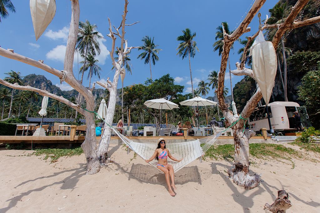 Channa flaniert in der Hängematte am Strand des Tonsai Beach Krabi