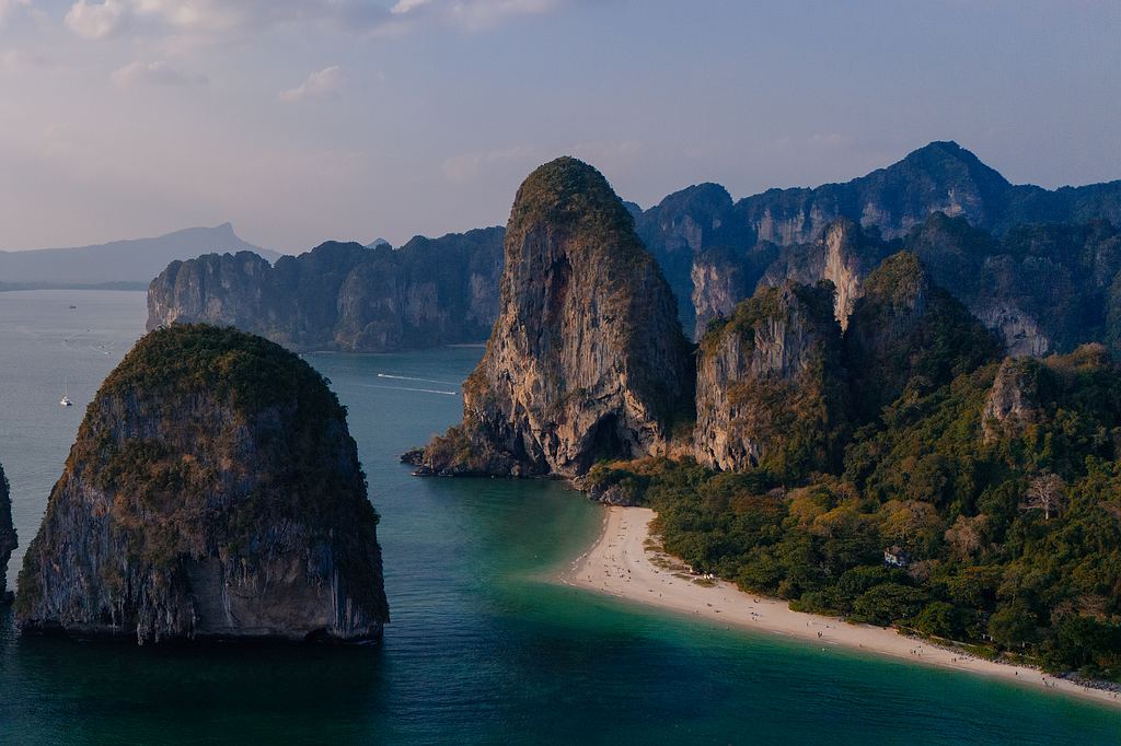 Der schöne Phra Nang Beach auf der Halbinsel Railay