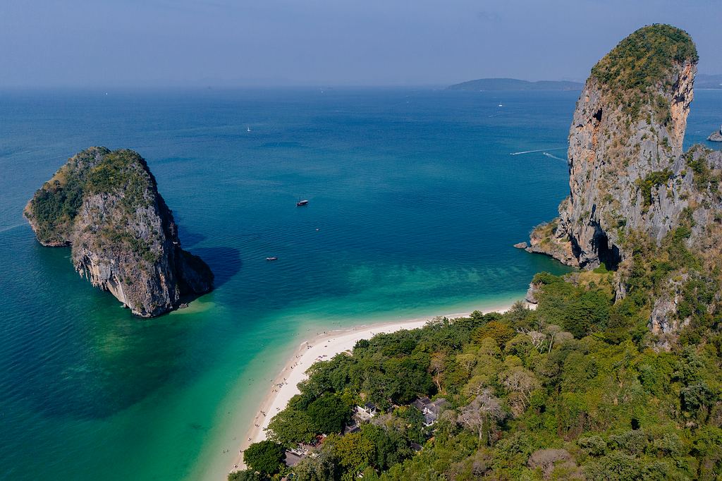 Der Phra Nang Beach aus der Luft fotografiert