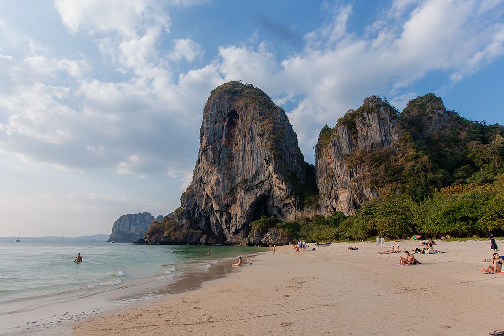 Blick auf die imposanten Kalksteinfelsen am Phra Nang Beach