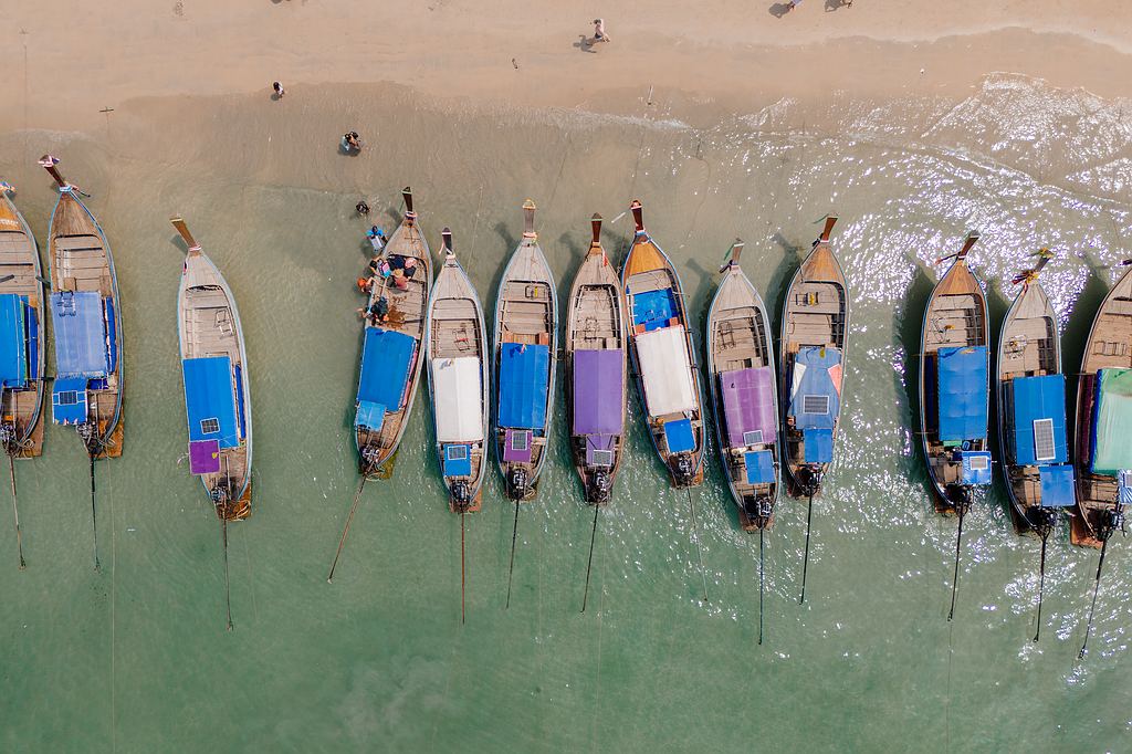 Thailändische Longtail Boote auf Railay