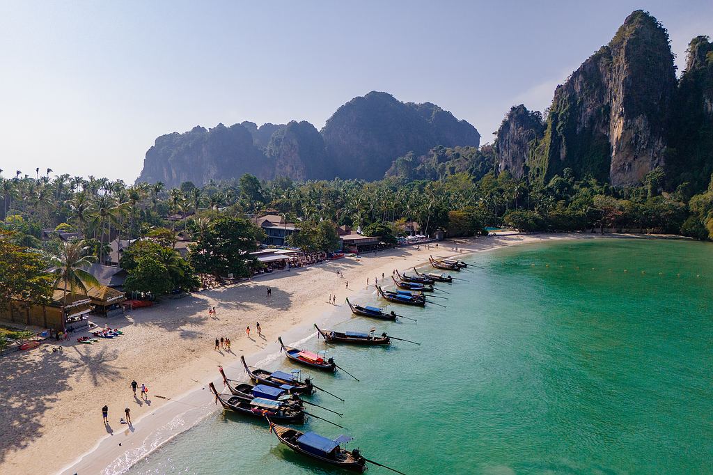 Der Railay Beach am Morgen aus der Luft fotografiert