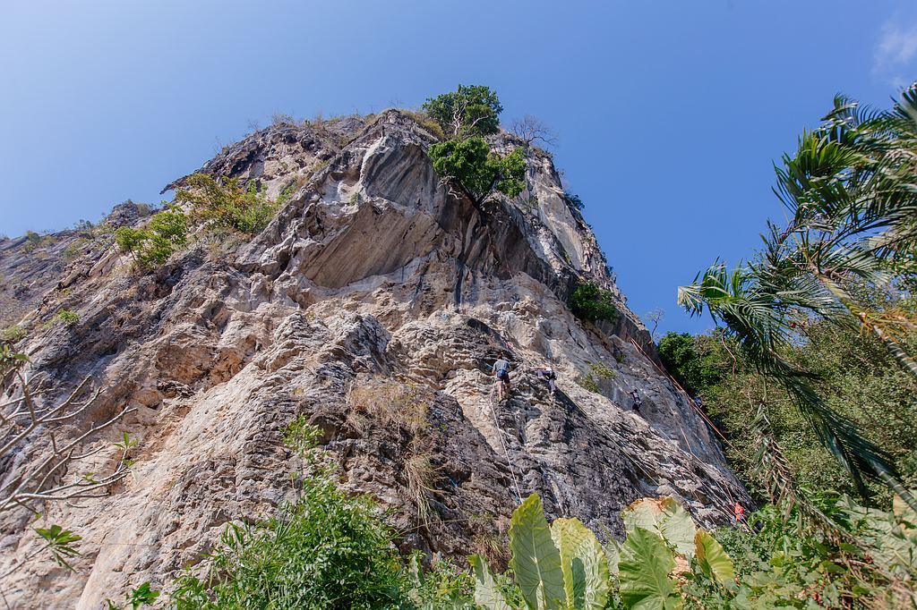 Klettern in den Kalkstein Felsen auf Railay