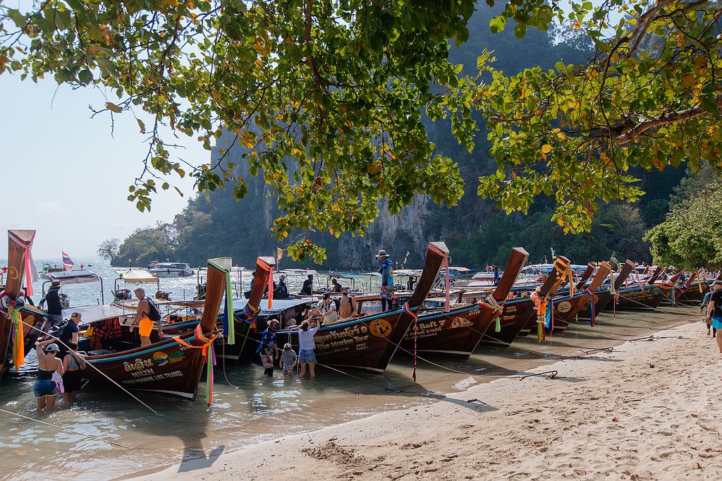 Longtail Boote ankern am östlichen Railay Beach