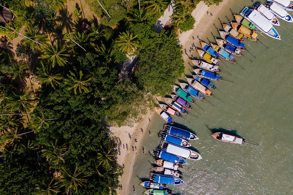 Longtailboote in der Bucht von Railay Ost Beach