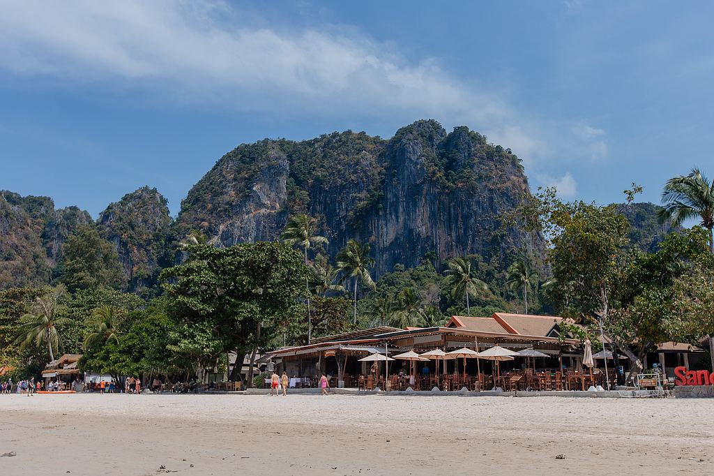 Bars, Hotel und Restaurants am Railay Beach