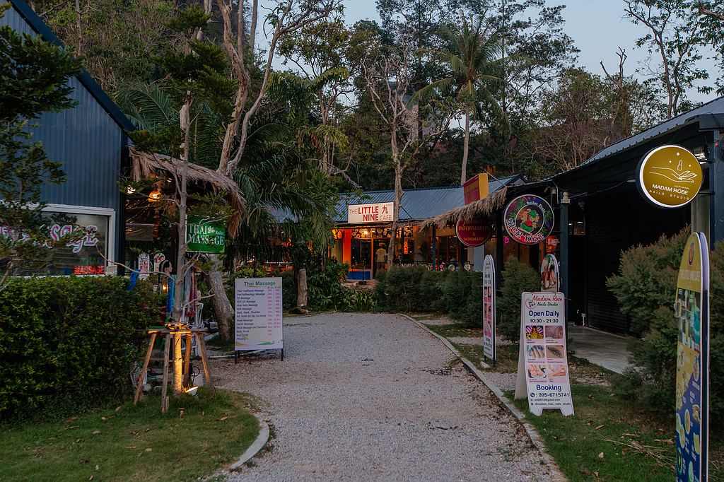 Railay Walking Street Massage Shops und Restaurants