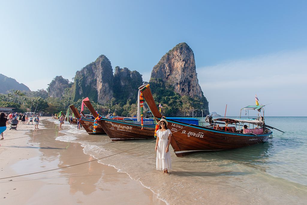 Longtailboote säumen den Railay Beach in Krabi