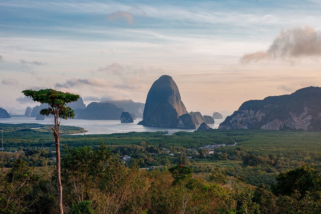 Imposanter Ausblick auf die Felsformationen in der Phang Na Bay