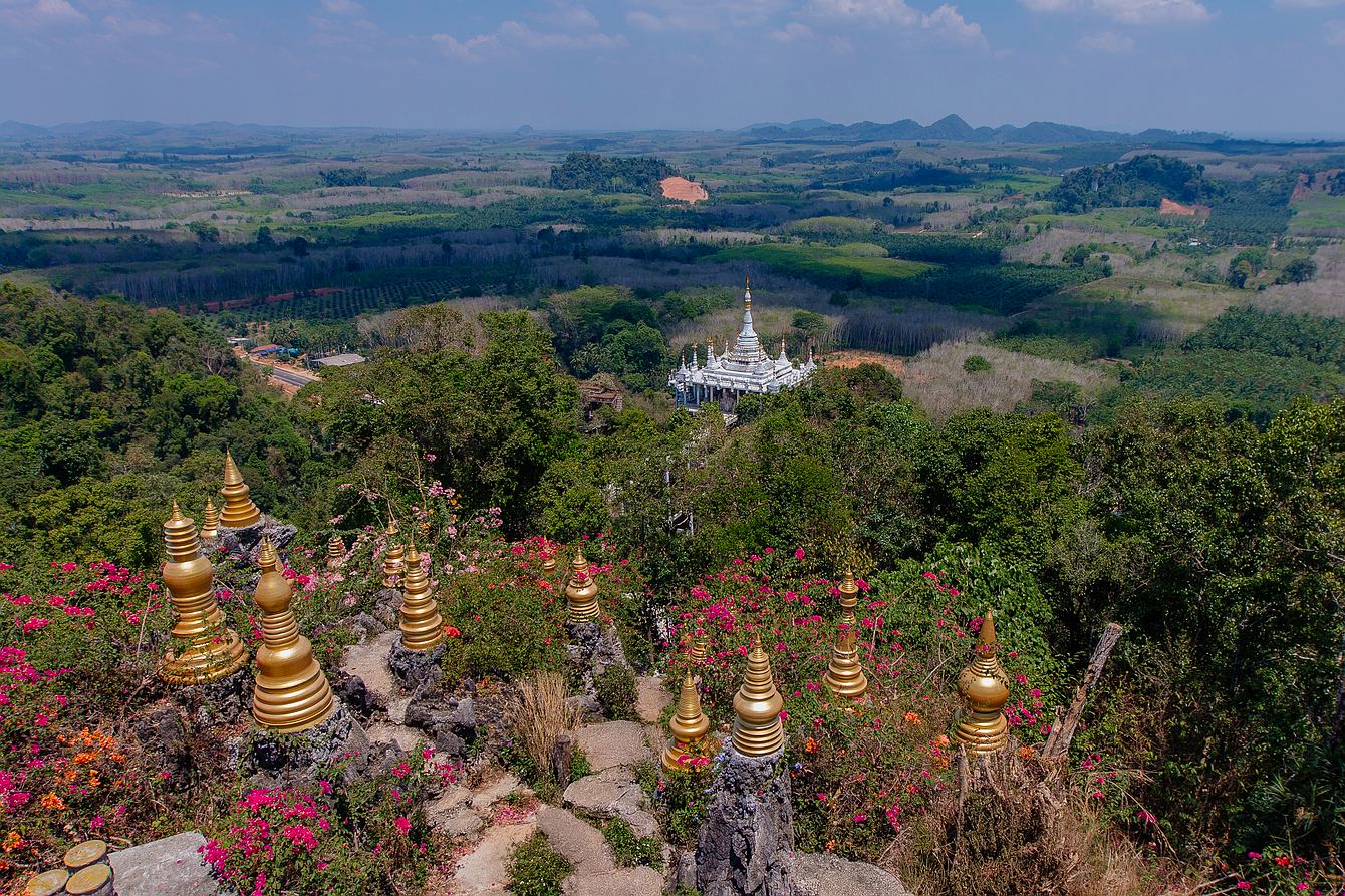 Die spektakuläre Aussicht von oben vom Khao Na Nai Luang Dharma Park