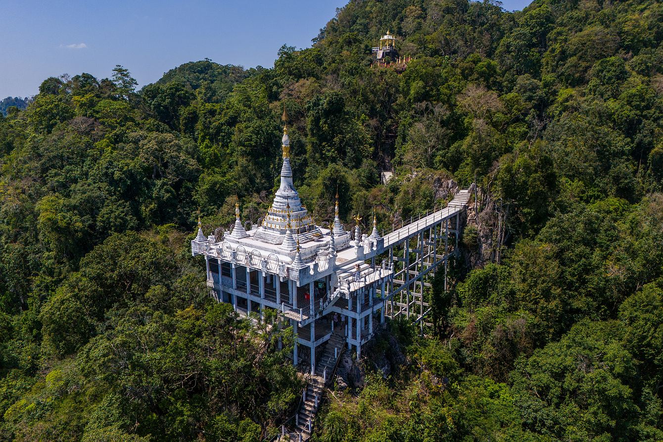 Der weiße Chedi im Khao Na Nai Luang Dharma Park