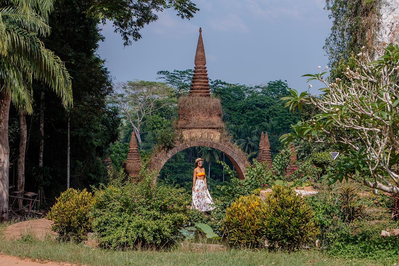 Das Phutthawadi-Tor, ein beliebter Fotospot für thailändische Instagramer im Khao Na Nai Luang Dharma Park