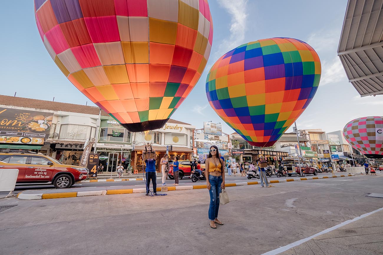 Heissluftballons vor dem Central Festival an der Chaweng Beach Road